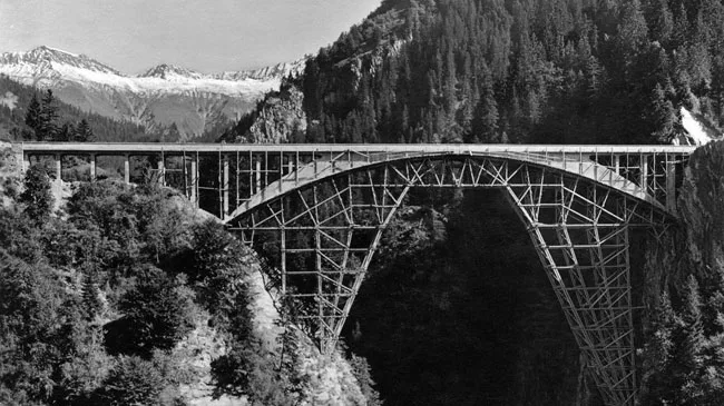 Langwieser Viadukt – Bogenbrücke in alpiner Landschaft als Beispiel für Ingenieurbaukunst